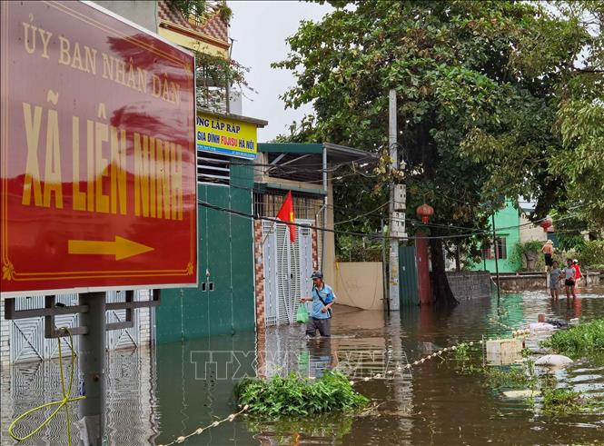 Lối vào trụ sở UBND xã Liên Ninh ngập sâu trong nước. Ảnh: Thanh Tùng - TTXVN