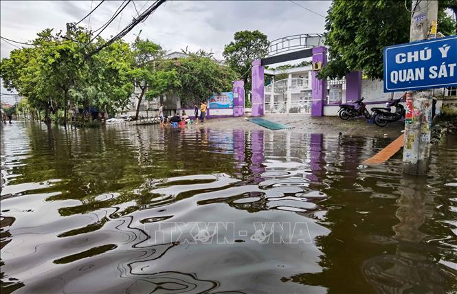 Trường mầm non Liên Ninh tuy không bị ngập nhưng tứ phía lại bị nước bao vây, nhà trường không thể đón trẻ được. Ảnh: Thanh Tùng - TTXVN 