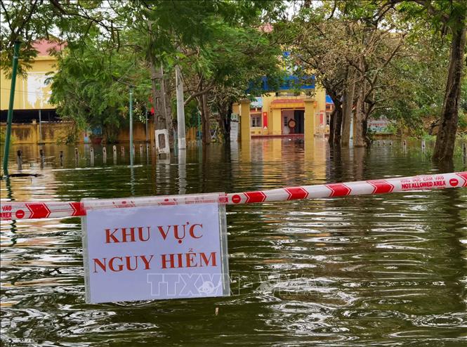 Cảnh báo nguy hiểm trước lối vào trường THCS Liên Ninh. Ảnh: Thanh Tùng - TTXVN 