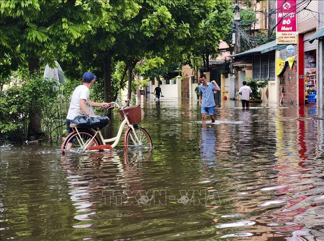 Theo người dân, từ khoảng 19h ngày 9/9/2024, nước bắt đầu dâng, có nơi ngập sâu cả mét. Ảnh: Thanh Tùng - TTXVN 