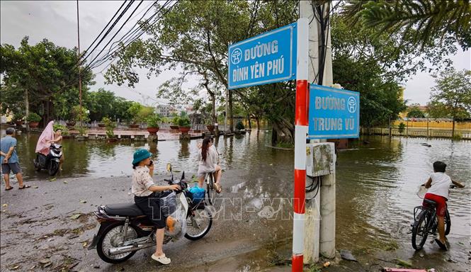 Đường Đình Yên Phú và Đường Trung Vũ, xã Liên Ninh đều bị ngập, người dân phải lội nước về nhà. Ảnh: Thanh Tùng - TTXVN