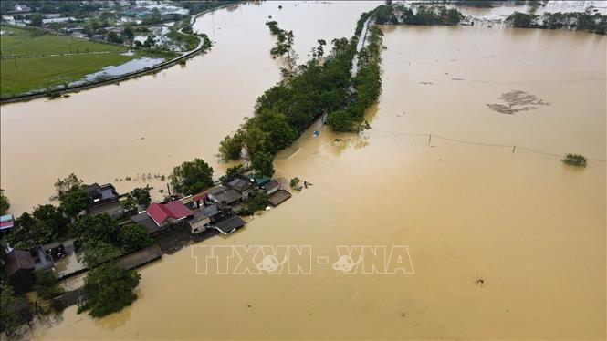 Đường vào thôn Nhân Lý (xã Nam Phương Tiến, huyện Chương Mỹ) ngập chìm trong nước. Ảnh: Hoài Nam-TTXVN