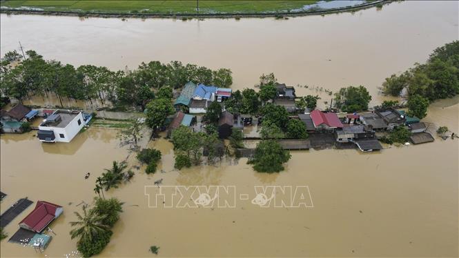 Thôn Nhân Lý (xã Nam Phương Tiến, huyện Chương Mỹ) ngập chìm trong nước. Ảnh: Hoài Nam-TTXVN