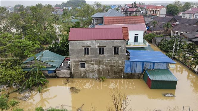 Thôn Nhân Lý (xã Nam Phương Tiến, huyện Chương Mỹ) ngập chìm trong nước. Ảnh: Hoài Nam-TTXVN