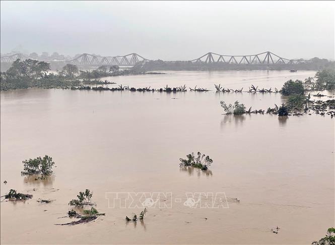 The floods on the Hong River exceeds the second warning level on early September 11. VNA Photo