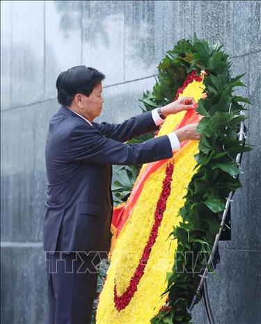 Lao top leader pays tribute to President Ho Chi Minh - VNA Photos ...