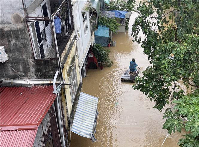 The Hong River water exceeds the second warning level, flooding areas on its banks. VNA Photo