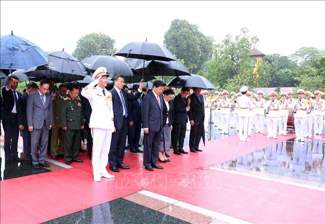 Lao top leader pays tribute to President Ho Chi Minh - VNA Photos ...