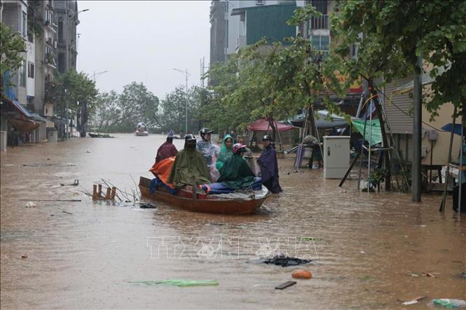 Floods on Chuong Duong Do street of Hoan Kiem district in Hanoi. VNA Photo