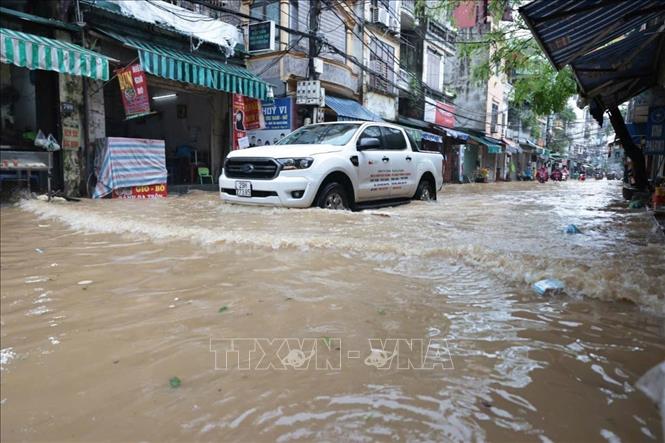 The Red River water floods on Bach Dang street of Hai Ba Trung district in Hanoi. VNA Photo