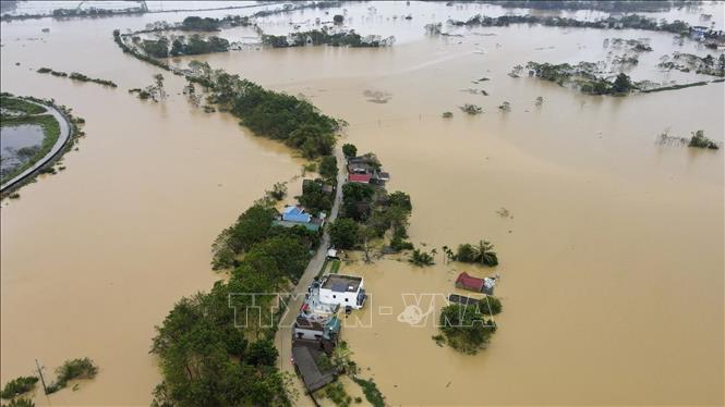 The water levels of the Cau and Bui rivers crossing Hanoi's outskirts districts of Soc Son, Chuong My and My Duc exceed the third warning level. VNA Photo