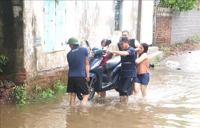Local people in Hung Yen city of Hung Yen province remove their properties to safe places. VNA Photo