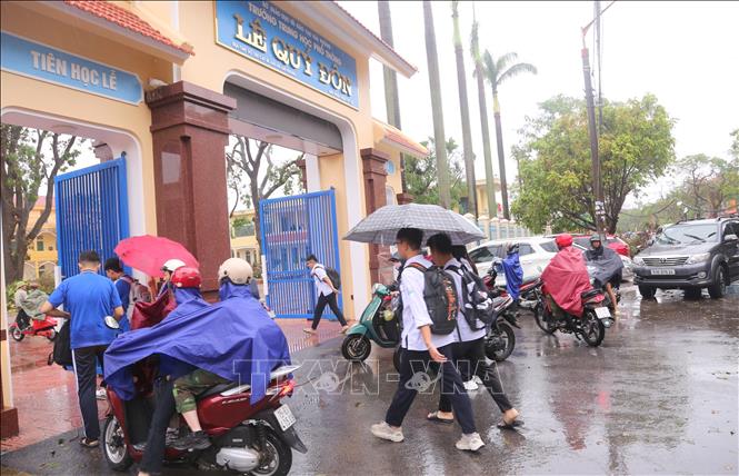 Học sinh trường THPT Lê Quý Đôn, quận Hải An, thành phố Hải Phòng đến trường sáng 11/92024. Ảnh: Minh Thu- TTXVN