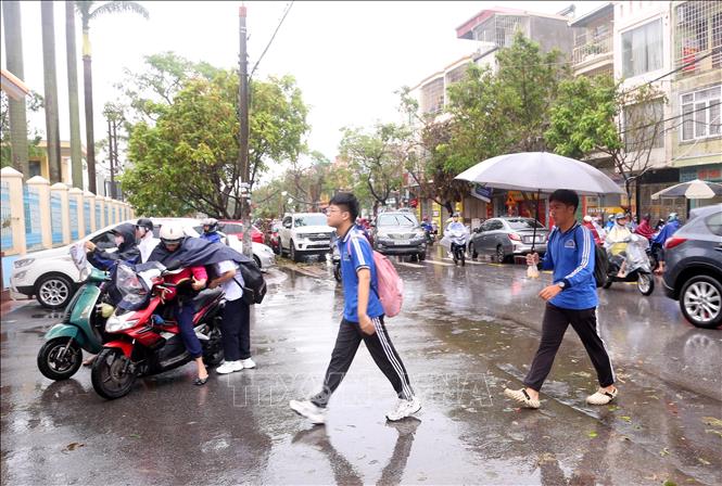 Học sinh đến trường học sáng 11/9/2024. Ảnh: Minh Thu-TTXVN