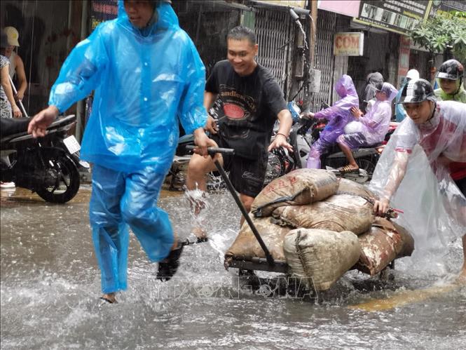 Người dân sinh sống ở các phường ven sông Hồng những ngày nay đang đôn đáo di chuyển tài sản đến nơi an toàn hơn. Ảnh: Thanh Tùng - TTXVN