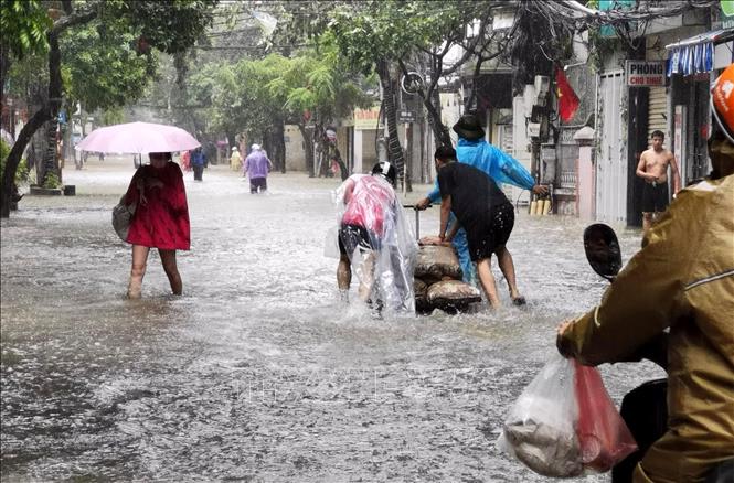 Nước sông Hồng lên cao cùng với mưa lớn từ sáng 11/9 đến giờ khiến phố Tân Ấp, phường Phúc Xá, quận Ba Đình biến thành biển nước. Ảnh: Thanh Tùng - TTXVN