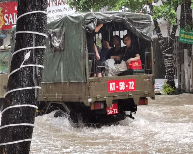 Lực lượng quân đội dùng ô tô đưa người dân di chuyển tới khu vực an toàn. Ảnh: Thanh Tùng - TTXVN 
