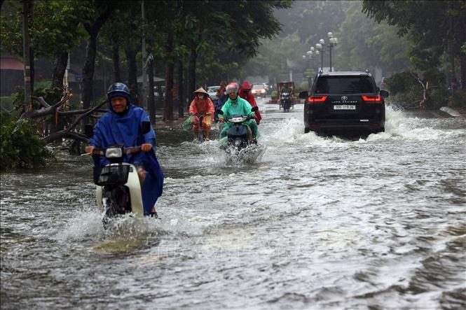 Đường 19/5, phường Văn Quán, quận Hà Đông đoạn qua khu vực hồ Văn Quán ngập nặng, sáng 11/9. Ảnh: Huy Hùng - TTXVN