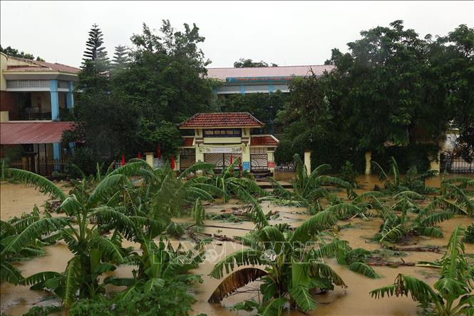 Trường Mầm non xã Trung Châu (huyện Đan Phượng) bị nước lũ sông Hồng dâng cao ngập gần hết tầng 1 (ảnh chụp lúc 12h06 ngày 11/9). Ảnh: Huy Hùng - TTXVN