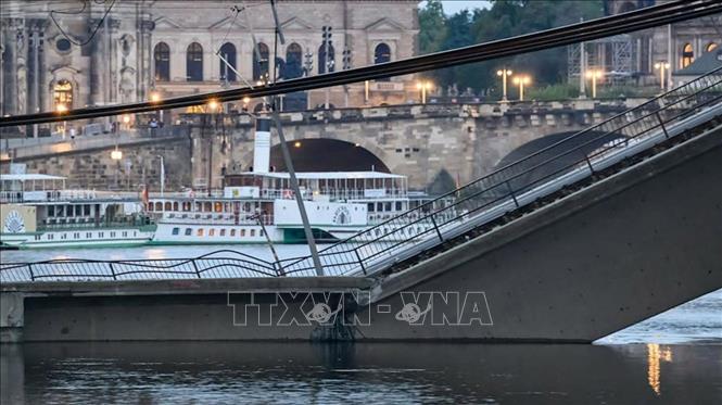 Một phần cầu Carola ở thành phố Dresden, miền Đông Đức, bị sập ngày 11/9/2024. Ảnh: DPA/TTXVN