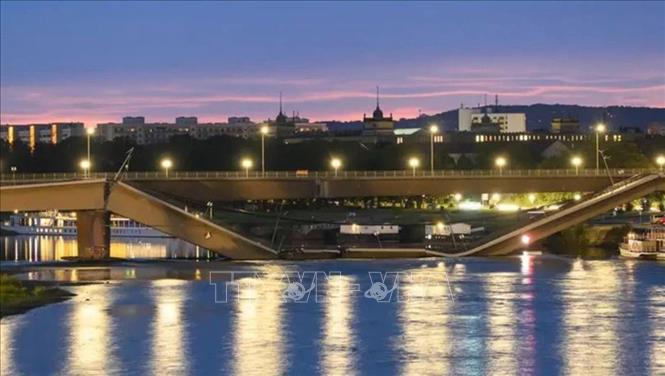Một phần cầu Carola ở thành phố Dresden, miền Đông Đức, bị sập ngày 11/9/2024. Ảnh: DPA/TTXVN