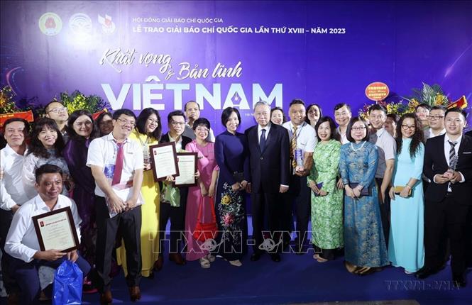 Chủ tịch nước Tô Lâm với lãnh đạo Thông tấn xã Việt Nam cùng các tác giả đoạt giải tại Lễ trao Giải báo chí quốc gia lần thứ XVIII (21/6/2024). Ảnh: Nhan Sáng - TTXVN