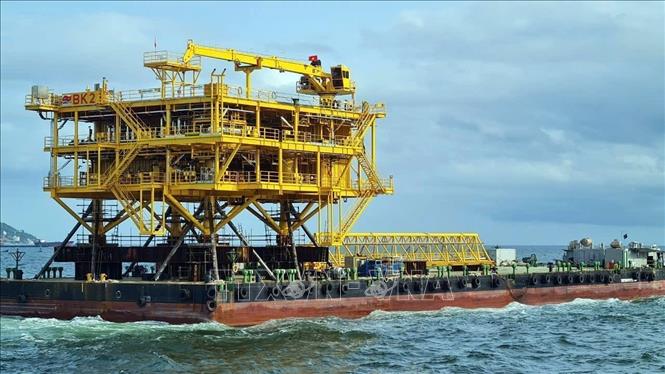 The wellhead platform topside block of the BK-23 drilling rig is transported on the sea for installation. VNA Photo