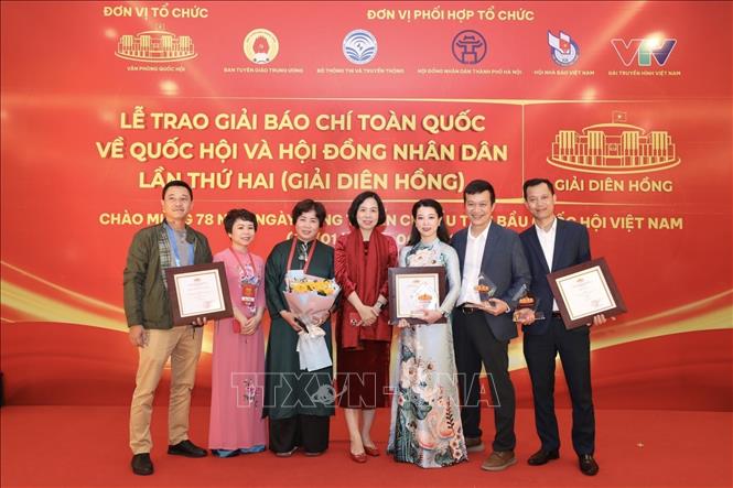 Tổng Giám đốc Vũ Việt Trang với các tác giả của TTXVN đoạt giải tại Lễ trao giải báo chí toàn quốc về Quốc hội và Hội đồng nhân dân (Giải Diên Hồng) lần thứ hai - năm 2024. Ảnh: Minh Quyết - TTXVN