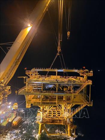Workers successfully install the wellhead platform topside block of the BK-23 drilling rig. VNA Photo