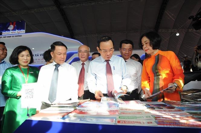 Bí thư Thành ủy Thành phố Hồ Chí Minh Nguyễn Văn Nên cùng các đại biểu tham quan gian trưng bày của TTXVN tại Hội Báo toàn quốc 2024 (15/3/2024). Ảnh: Thu Hương - TTXVN