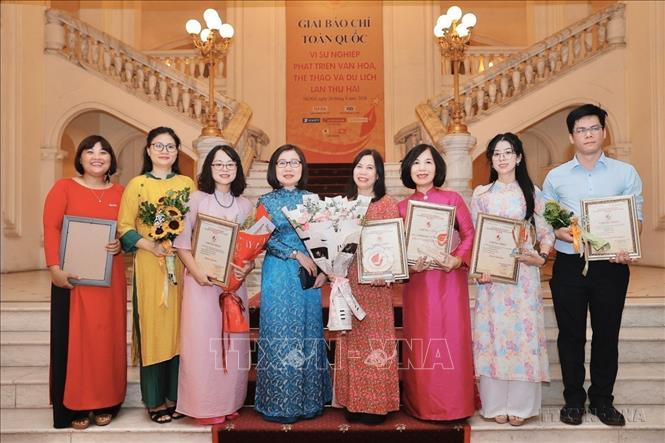 Phó Tổng giám đốc TTXVN Đoàn Thị Tuyết Nhung cùng các tác giả, nhóm tác giả thuộc TTXVN đoạt giải tại Lễ trao Giải Báo chí toàn quốc “Vì sự nghiệp phát triển Văn hoá, Thể thao và Du lịch” lần thứ hai (28/8/2024). Ảnh: Minh Quyết - TTXVN