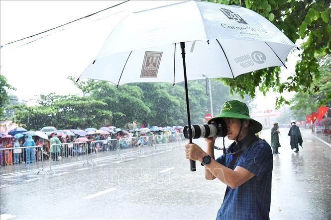 Trưởng CQTT TTXVN tại Điện Biên Nguyễn Trung Kiên tác nghiệp trên đường phố tại Lễ kỷ niệm 70 năm Chiến thắng Điện Biên Phủ, ngày 7/5/2024. Ảnh: TTXVN