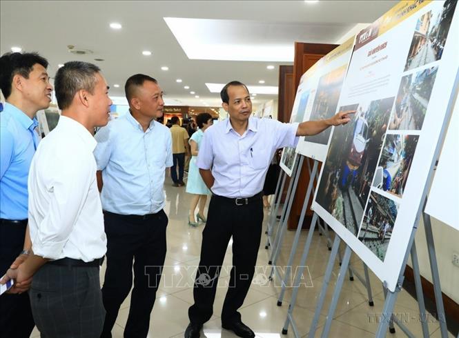 Đại biểu tham quan trưng bày các tác phẩm xuất sắc tham dự Giải ảnh báo chí “Khoảnh khắc Vàng” lần thứ 6 do TTXVN tổ chức (14/9/2023). Ảnh: Hoàng Hiếu - TTXVN