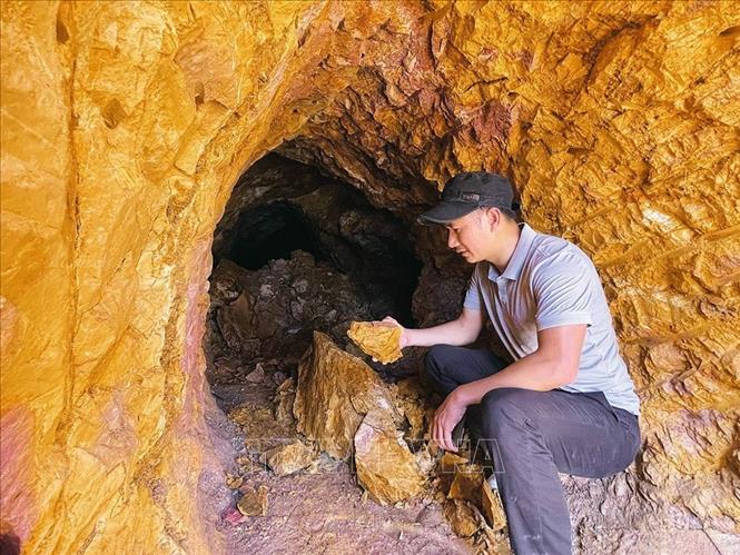Phóng viên Nguyễn Văn Oanh, CQTT Lai Châu, tại một điểm khai thác vàng trái phép trong rừng phòng hộ huyện biên giới Mường Tè, để thực hiện phóng sự điều tra “Vàng tặc lộng hành tàn phá rừng phòng hộ Lai Châu”, tháng 8/2022. Ảnh: TTXVN