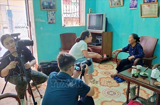 Nhóm phóng viên báo điện tử VietnamPlus phỏng vấn cựu dân công hỏa tuyến Nguyễn Thị Lý tại phường Nam Thanh, TP. Điện Biên Phủ nhân kỷ niệm 70 năm Chiến thắng Điện Biên Phủ. Ảnh: TTXVN