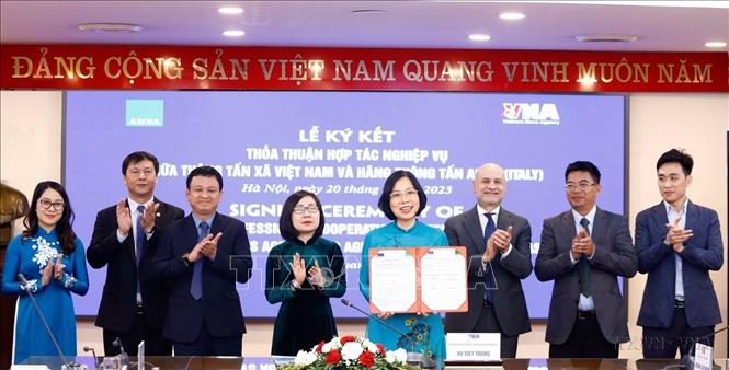Tổng giám đốc Vũ Việt Trang thực hiện nghi thức ký kết thỏa thuận hợp tác giữa TTXVN và Hãng Thông tấn ANSA (Italy) theo hình thức trực tuyến (20/2/2023). Ảnh: An Đăng - TTXVN

