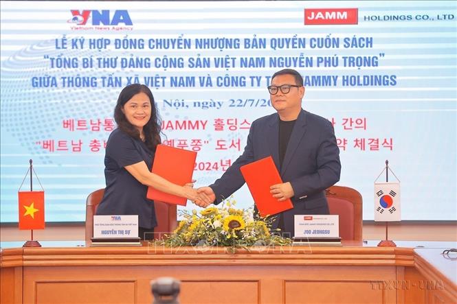 Phó Tổng giám đốc TTXVN Nguyễn Thị Sự và ông Joo Jeongsu, Giám đốc Công ty TNHH Jammy Holdings ký kết chuyển nhượng bản quyền cuốn sách “Tổng Bí thư Đảng Cộng sản Việt Nam Nguyễn Phú Trọng” bằng tiếng Việt và tiếng Hàn ở Việt Nam. Cuốn sách sẽ do Nhà xuất bản Thông tấn xuất bản, in và phát hành (22/7/2024). Ảnh: Minh Quyết – TTXVN