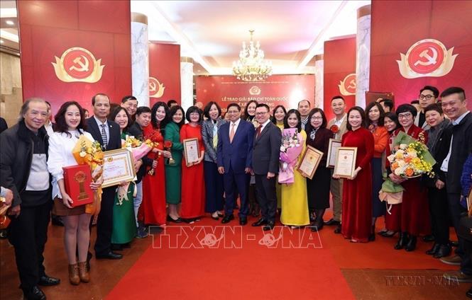 Thủ tướng Phạm Minh Chính với lãnh đạo, cán bộ, phóng viên, biên tập viên và các tác giả đạt Giải Búa liềm Vàng lần thứ VIII của Thông tấn xã Việt Nam. Ảnh: Dương Giang-TTXVN