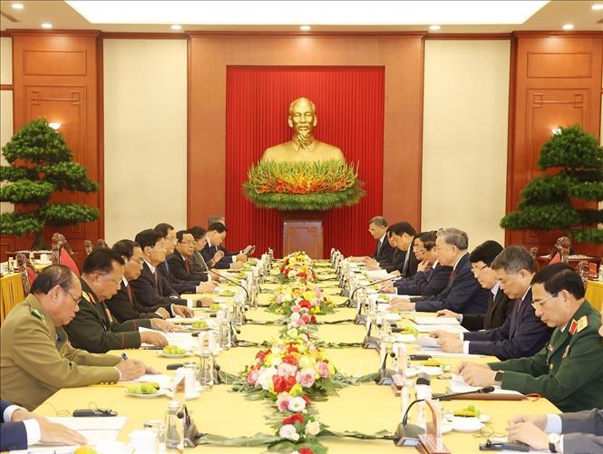 Party General Secretary and President To Lam and Lao Party General Secretary and President Thongloun Sisoulith co-chair a high-level meeting between the two Communist Party of Vietnam and the Lao People’s Revolutionary Party in Hanoi on September 11. VNA Photo: Trí Dũng