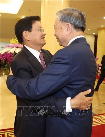 Party General Secretary and President To Lam and Lao Party General Secretary welcomes President Thongloun Sisoulith to the meeting in Hanoi on September 11. VNA Photo: Trí Dũng