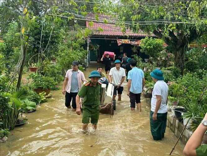 Xã Phượng Lâu đã huy động toàn bộ lực lượng công an và đội dân quân tự vệ nhanh chóng di dời các hộ nằm trong vùng bị ngập đến nơi an toàn. Ảnh: Tạ Toàn – TTXVN