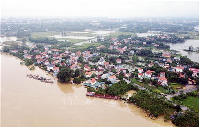 Nước dâng cao đã làm ngập nhiều hộ dân sinh sống ven đê Sông Lô. Ảnh: Tạ Toàn – TTXVN