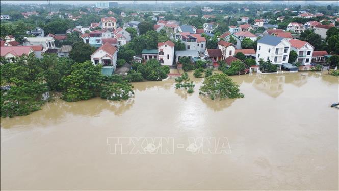 Đến 18h ngày 11/9, UBND xã Phượng Lâu, thành phố Việt Trì đã đi dời 66 hộ với  180 khẩu ra khỏi vùng nguy hiểm. Ảnh: Tạ Toàn – TTXVN