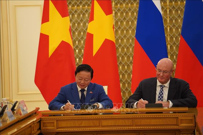  Phó Thủ tướng Trần Hồng Hà và Phó Thủ tướng LB Nga Dmitry Chernyshenko ký Biên bản khóa họp. Ảnh: Duy Trinh-PV TTXVN tại Nga