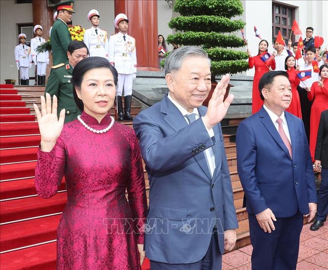 Tổng Bí thư, Chủ tịch nước Tô Lâm và Phu nhân tiễn Tổng Bí thư, Chủ tịch nước Lào Thongloun Sisoulith và Phu nhân. Ảnh: Trí Dũng – TTXVN