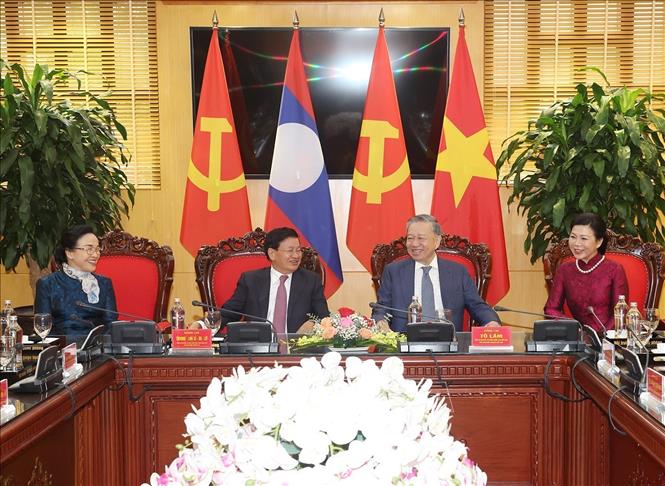 Tổng Bí thư, Chủ tịch nước Tô Lâm và Phu nhân tiễn Tổng Bí thư, Chủ tịch nước Lào Thongloun Sisoulith và Phu nhân. Ảnh: Trí Dũng – TTXVN