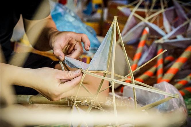 A star-shaped lantern is made by hand, which requires the craftsman to be extremely skilled and meticulous down to the smallest detail. VNA Photo: Khánh Hoà