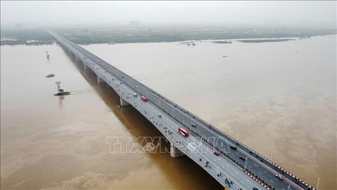 Mực nước Hồng ở mức 11,20m, dưới báo động lũ cấp III là 30cm (ảnh chụp tại cầu Vĩnh Tuy lúc 8h). Ảnh: Hoàng Hiếu - TTXVN