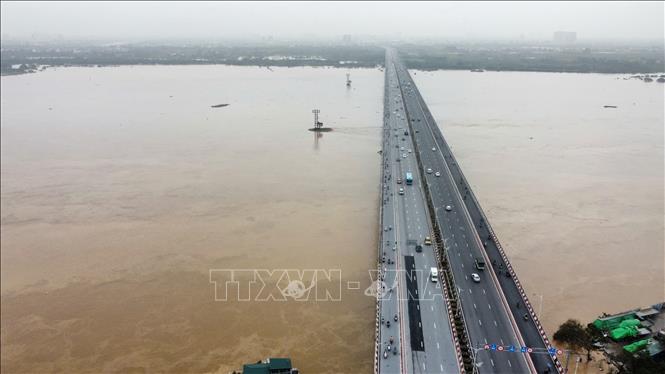 Mực nước Hồng ở mức 11,20m, dưới báo động lũ cấp III là 30cm (ảnh chụp tại cầu Vĩnh Tuy lúc 8h). Ảnh: Hoàng Hiếu - TTXVN
