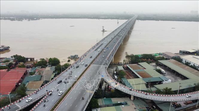 Giao thông trên cầu Vĩnh Tuy thông thoáng đầu giờ sáng (ảnh chụp lúc 8h). Ảnh: Hoàng Hiếu - TTXVN
